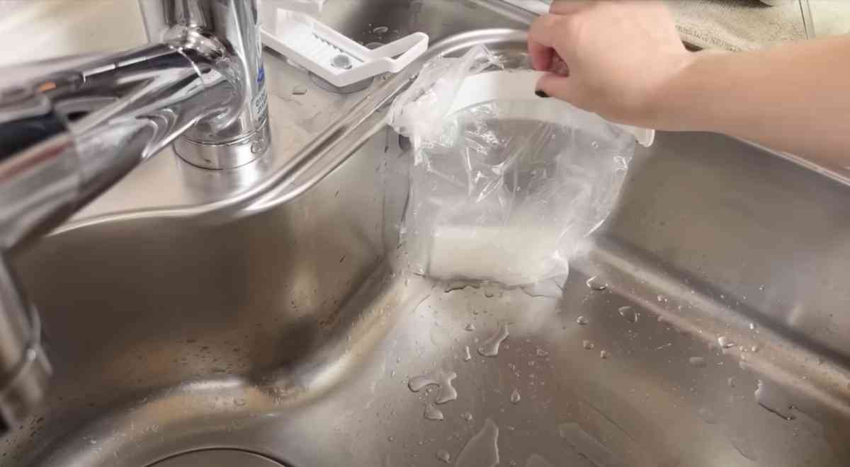 ダイソーの「シンクコーナー用ダストホルダー」