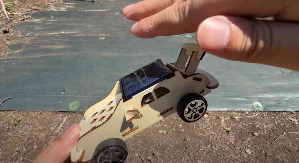 ワッツの「木製ソーラー電池カーキット」