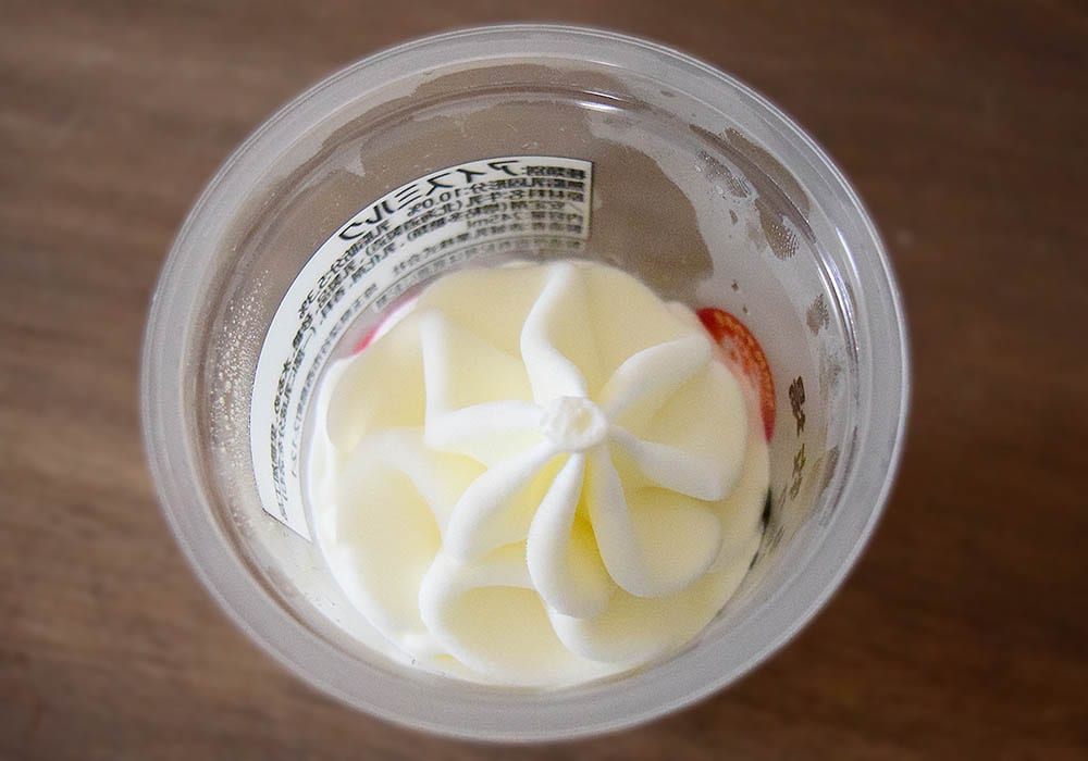 カップの約7分目まで、真っ白なミルクアイスが詰まっています。