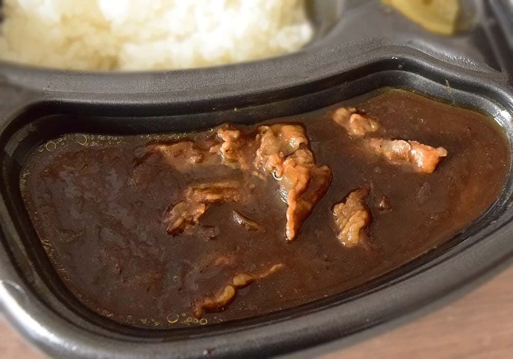 カレー自体はとろりとしていて、スパイシーなにおいはあまりしてきません。