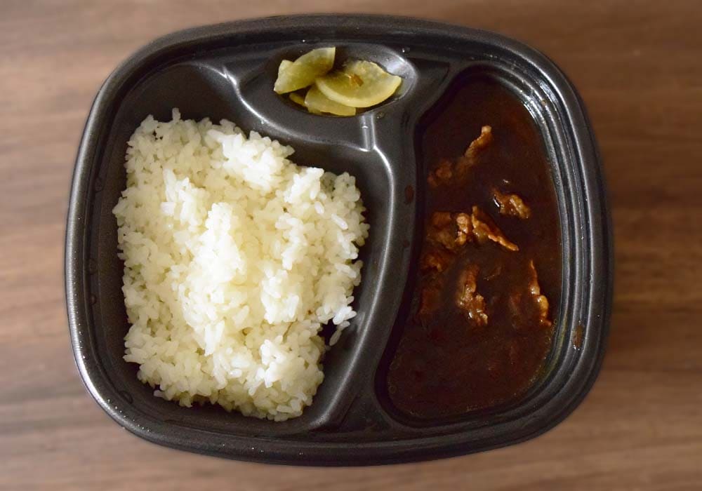 ほっともっと「夏のよくばり牛カレー」は、牛肉と野菜の旨味が溶け込んだ、まろやかでコクのあるマイルドな味わい。