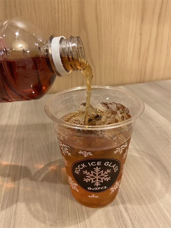 「ロックアイス®グラス」に飲み物を入れて冷やす