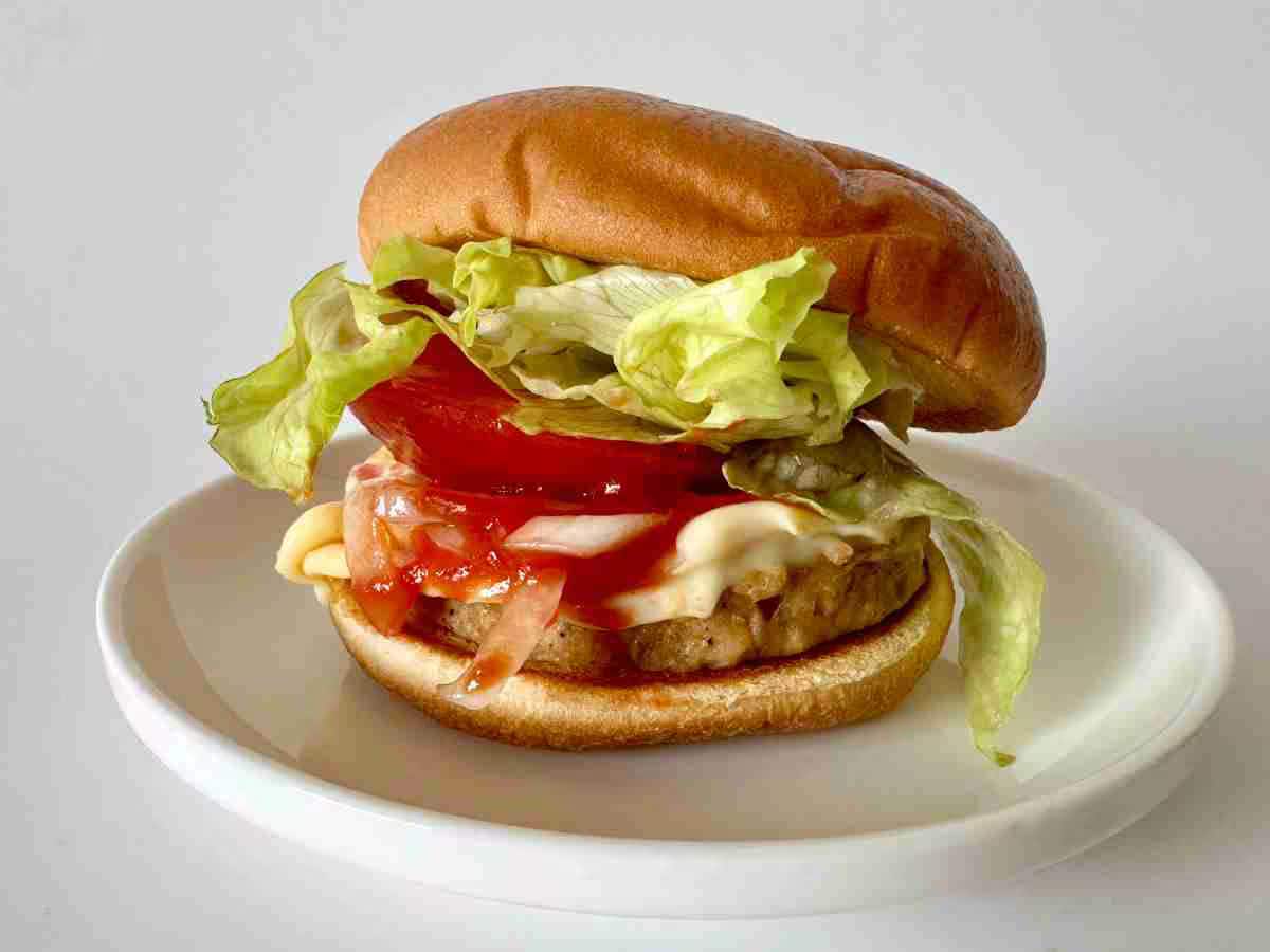 【モスバーガー】「朝モス」はヘルシーなのに満足感高い！「ソイモーニング野菜チーズバーガー」の魅力を解説