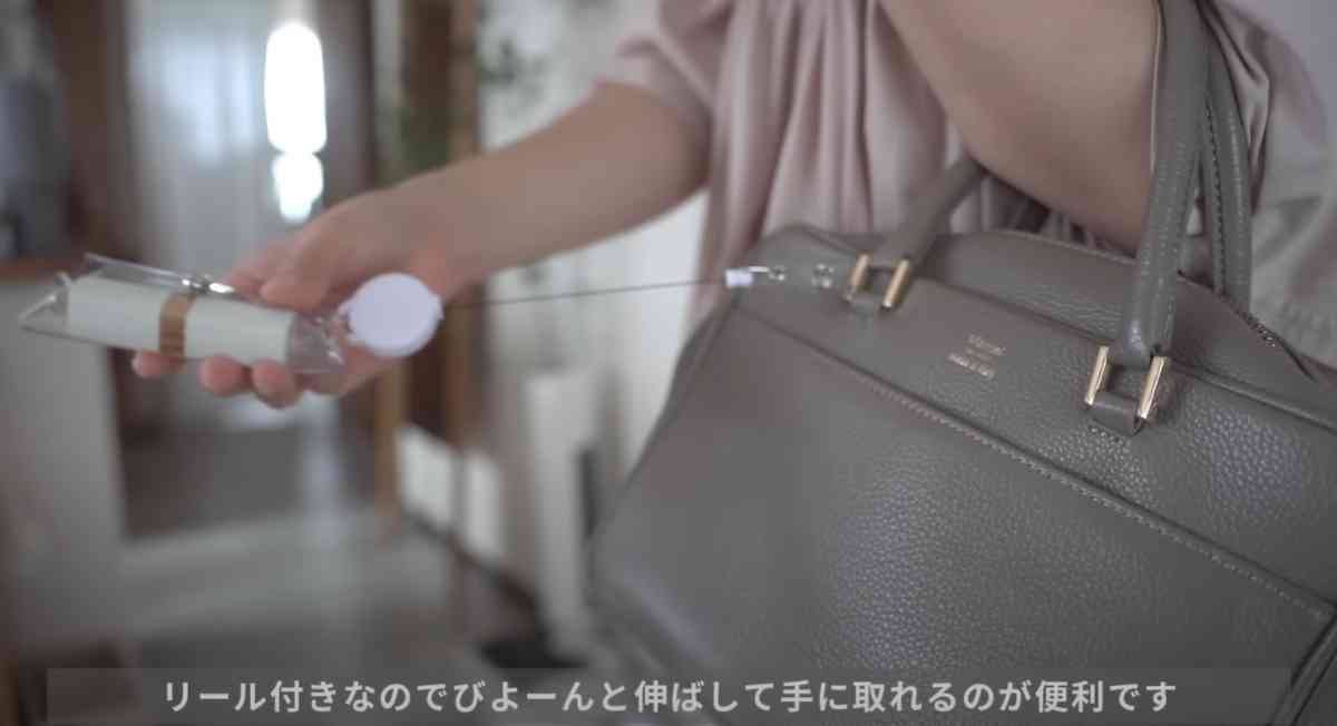 セリアの「PVCリール付 ストラップポーチ」
