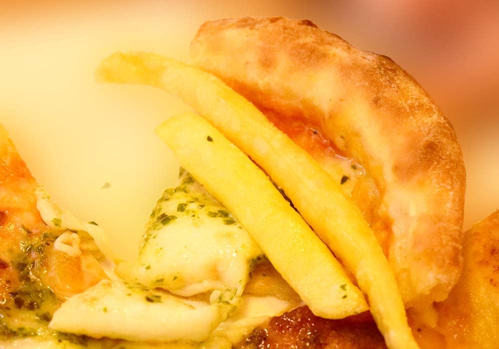 マルゲリータの上にポテトをのせて、そのまま一緒に食べます