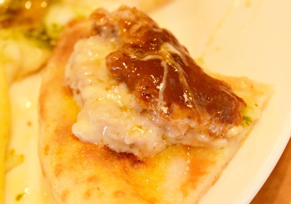 濃厚なチーズの旨味にハンバーグの旨味が加わり、ややジャンキーな味わいに仕上がります。