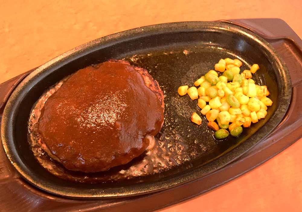 普通のふっくらとしたハンバーグに見えますね。