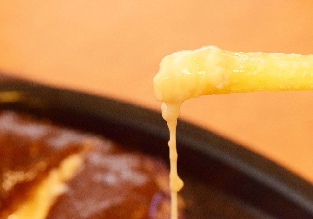 チーズがよく伸びて、濃厚な味わいがポテトに絡みます。