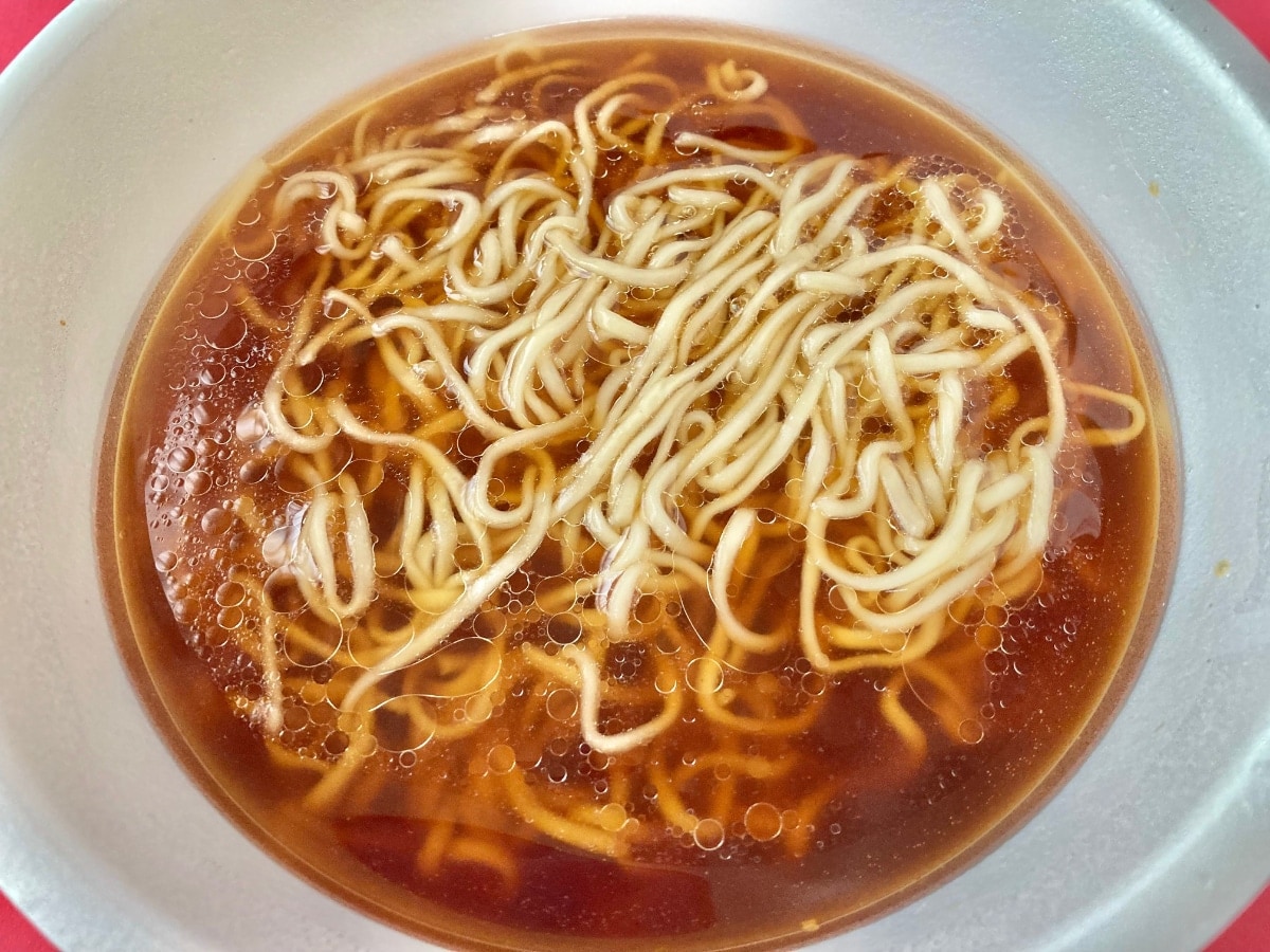 具なしで勝負!本格スープが光るファミマ限定「LabQかけ醤油らぁ麺」