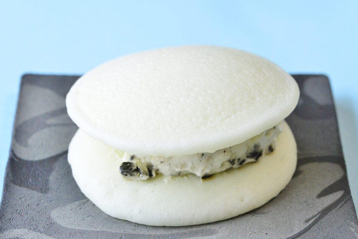 新感覚の和洋折衷！セブンイレブン「もちっと白いどら焼　クッキー＆クリーム」
