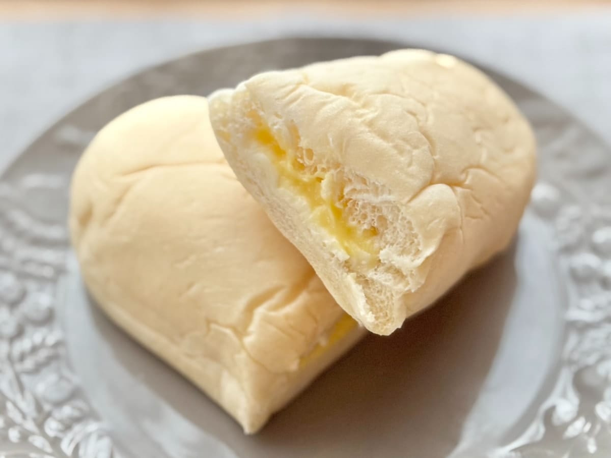 爽やかさが魅力!もちもち食感「白生コッペパン(レアチーズ&レモンカスタード)」