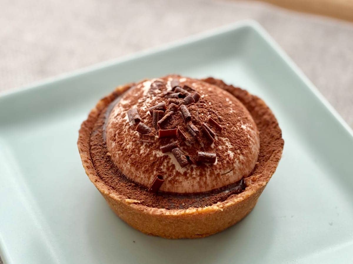 濃厚チョコに舌鼓!ローソン「生ショコラタルト」で贅沢気分