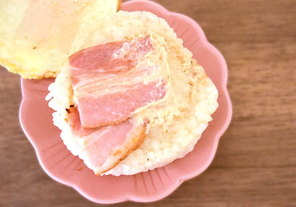 目玉焼きの下にあるベーコンは思ったよりも厚みがあります