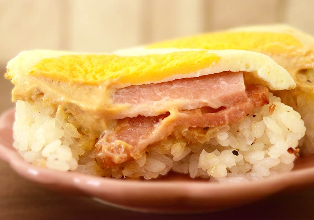 目玉焼きにベーコンという組み合わせは、やっぱり鉄板のおいしさ