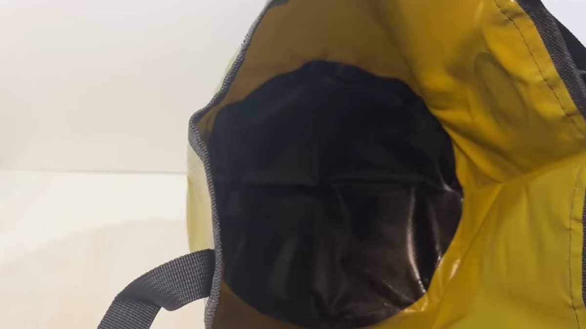 ダイソー「ポータブルバケツ」は自立型で使いやすい