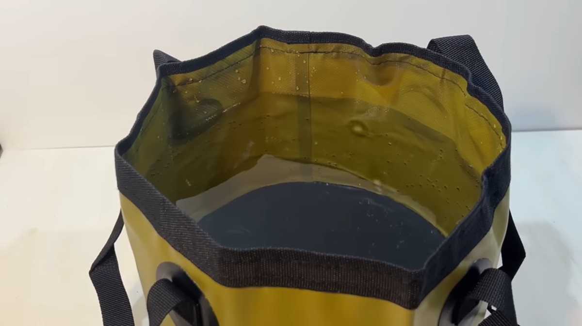 ダイソー「ポータブルバケツ」はキャンプにもおすすめ