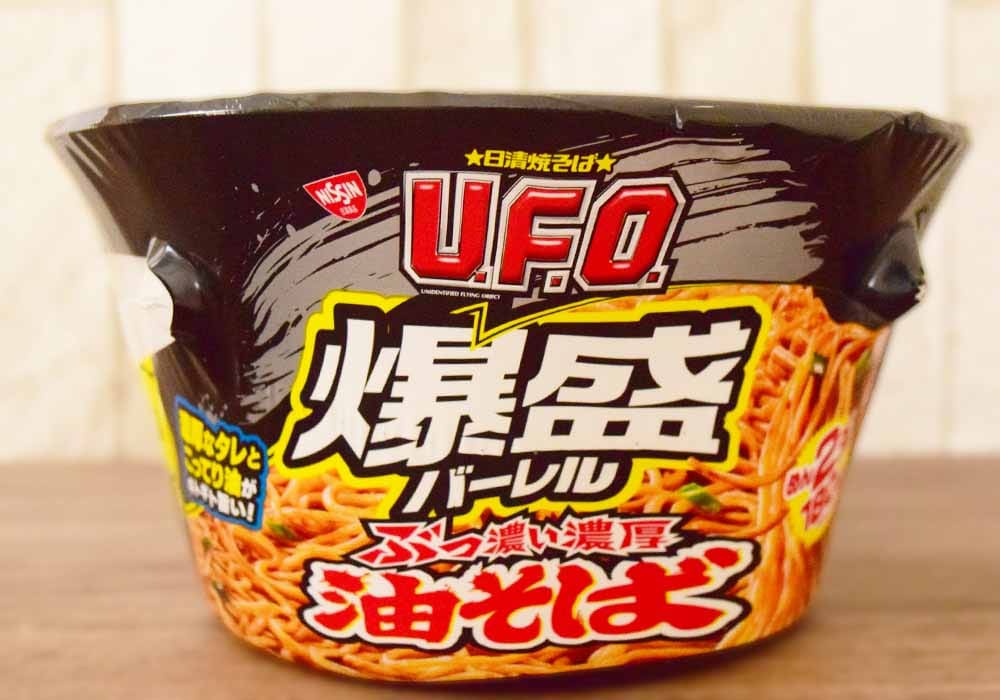 油そばが入っている容器もまさに「爆盛サイズ」。