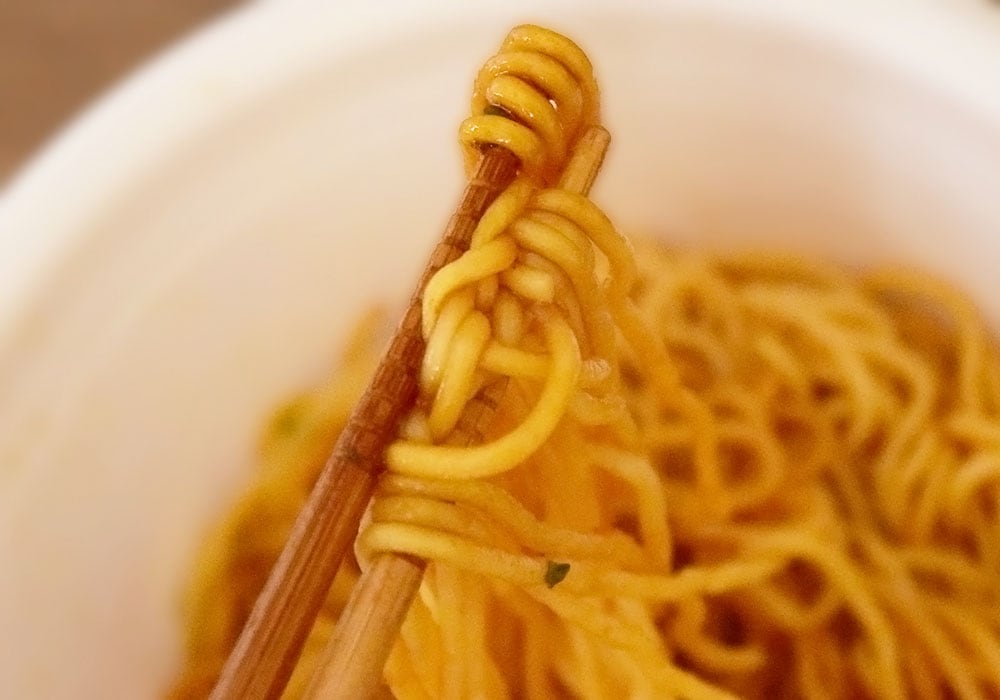 もちもちした太麺と油っこい「ぶっ濃い濃厚しょうゆダレ」がよく絡み合います。