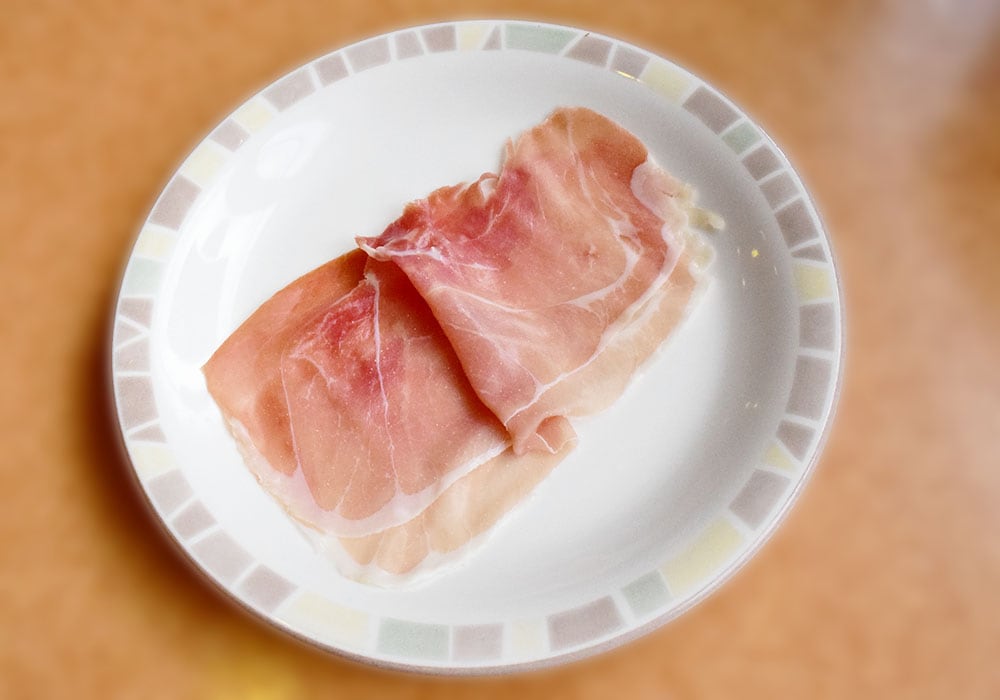 ハモンセラーノは歯ごたえがあり、かみきりにくい生ハム