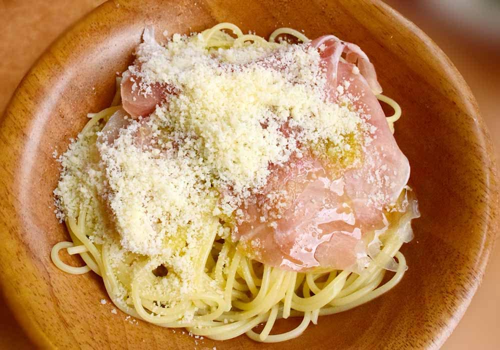 ペペロンチーノに、オリーブオイルとトッピング粉チーズをたっぷりかけたら完成