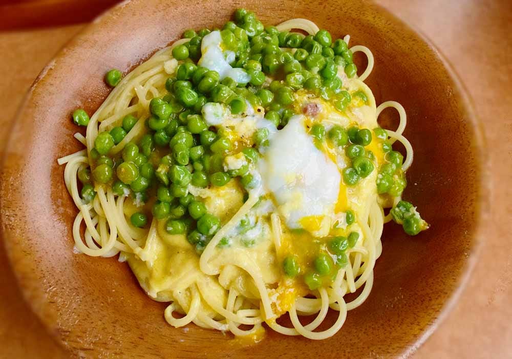 カルボナーラに柔らか青豆の温サラダを半分トッピング。