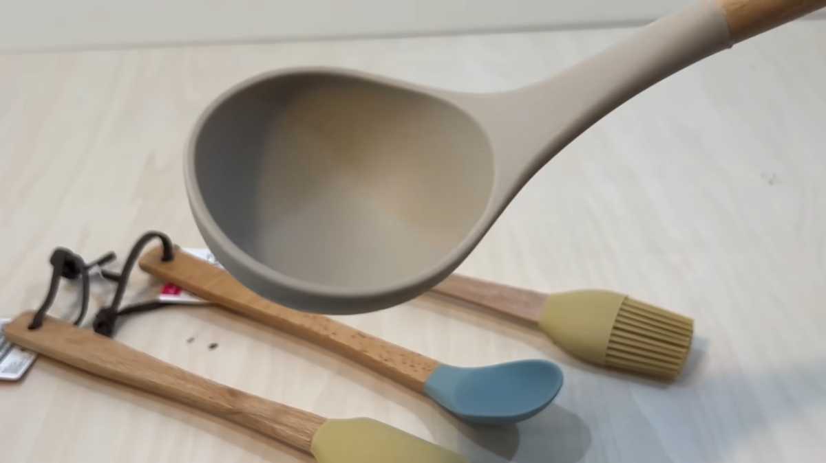 ダイソー「シリコーンキッチンツール 木製ハンドルお玉」はちょうど良いサイズ