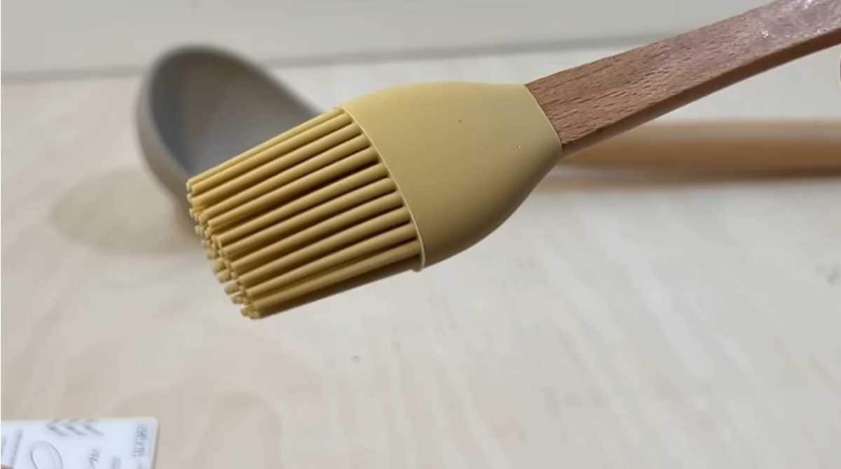 ダイソー「シリコーンキッチンツール ミニ木製ハンドルブラシ」はタレ調理に便利！