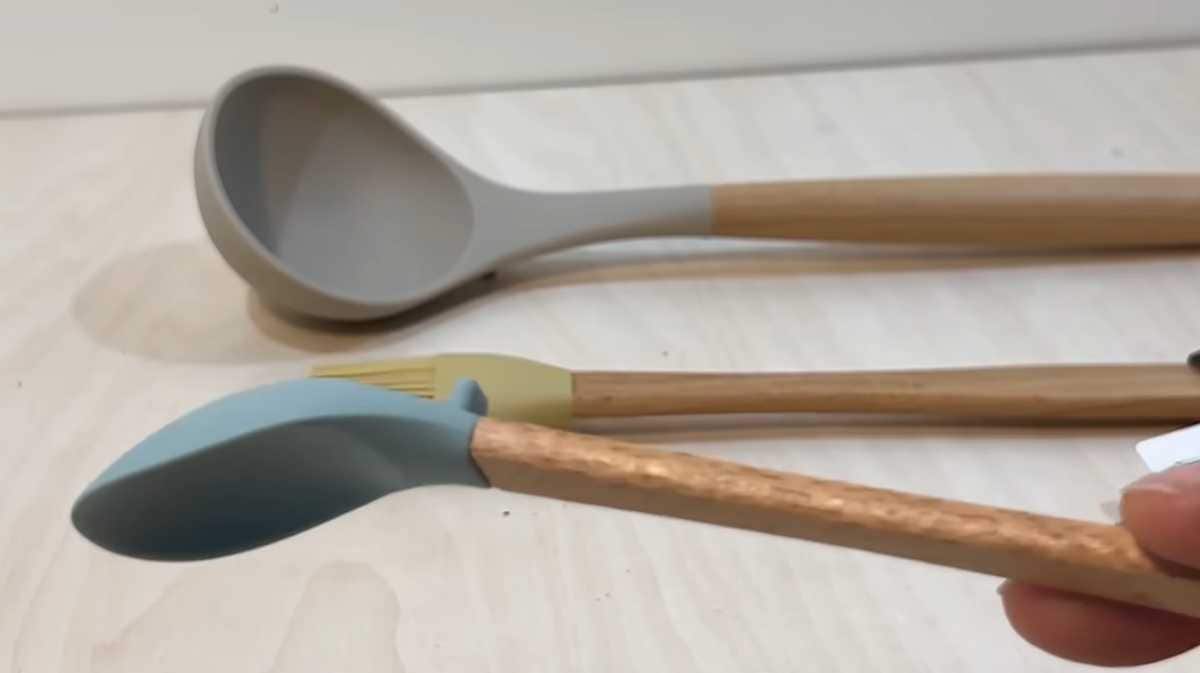 ダイソー「シリコーンキッチンツール ミニ木製ハンドル調理スプーン」は小ぶりで使いやすい