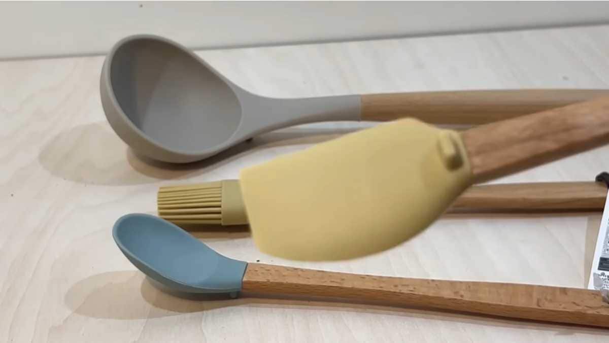 ダイソー「シリコーンキッチンツール ミニ木製ハンドルスパチュラ」は鍋を傷つけない