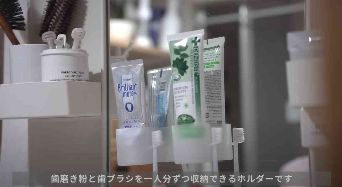 セリアの「フィルムシート歯ブラシ・チューブホルダー」