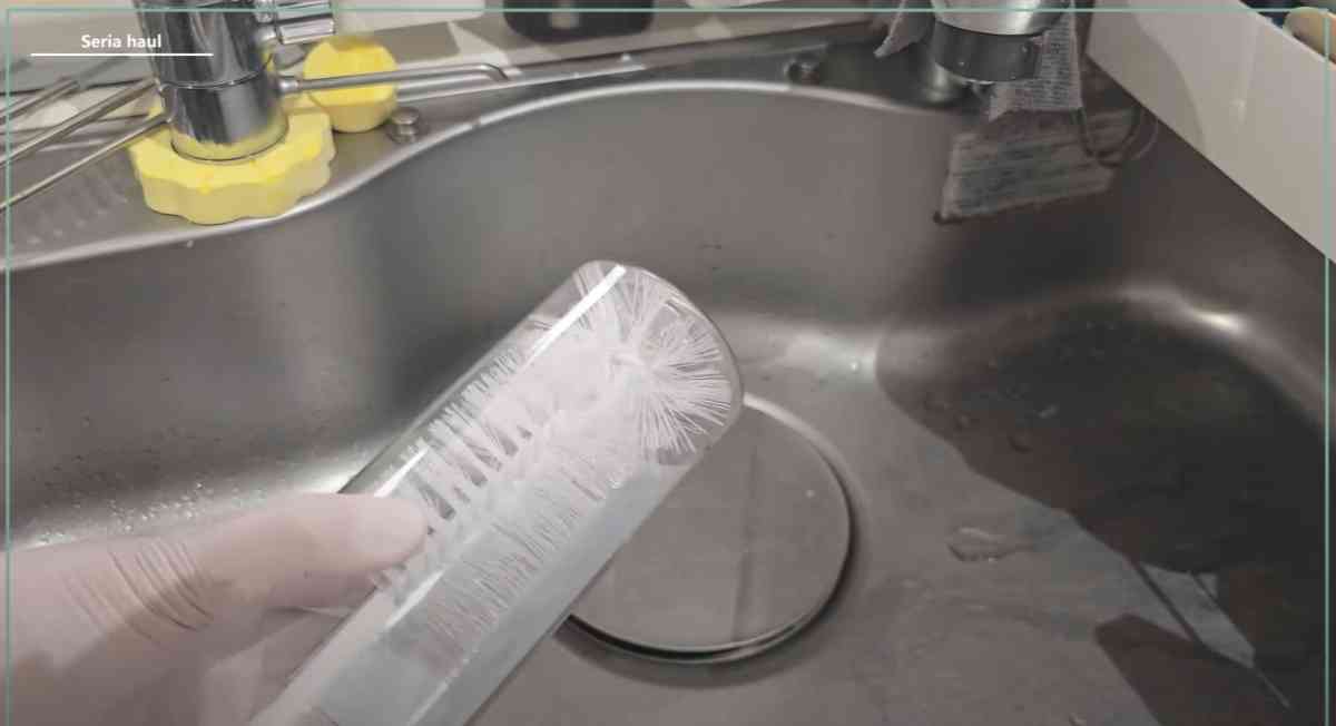 セリア┃自立するボトル洗いブラシ