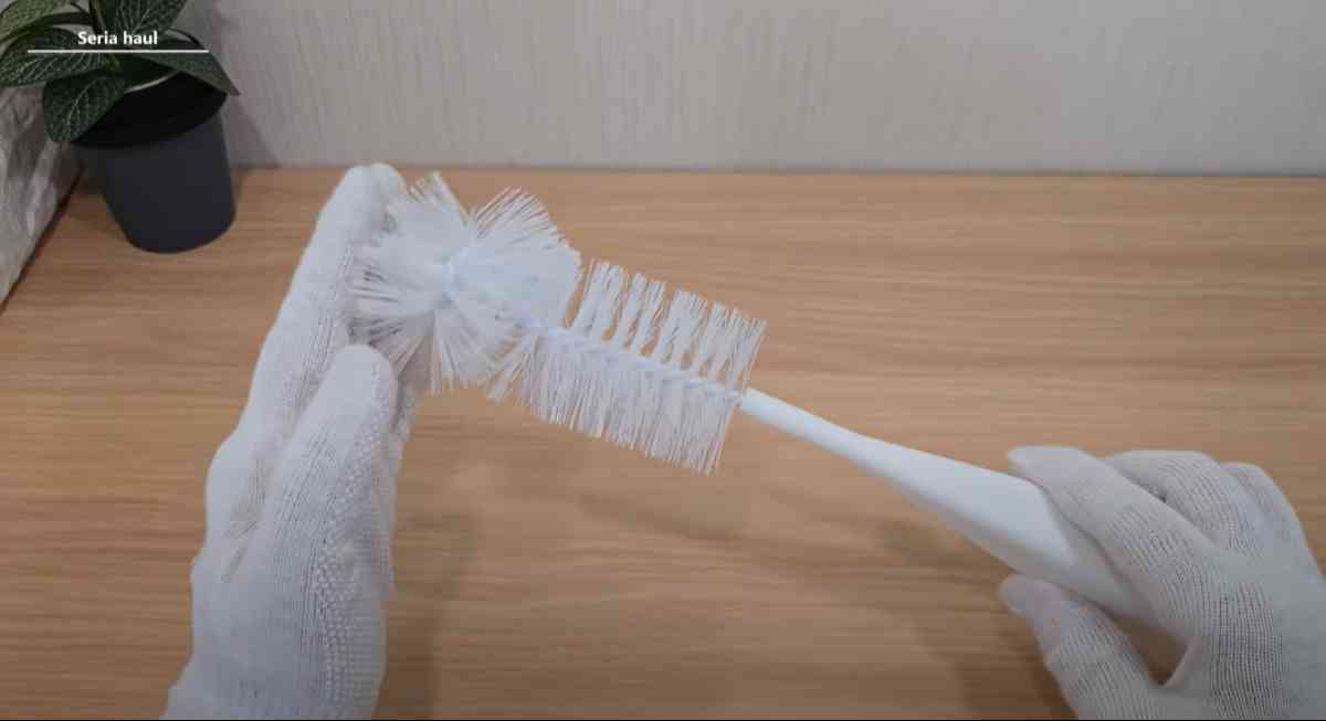 セリア┃自立するボトル洗いブラシ