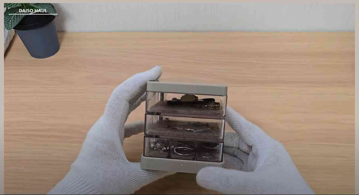 ダイソーの「アクセサリー収納ケース(3段タイプ)」