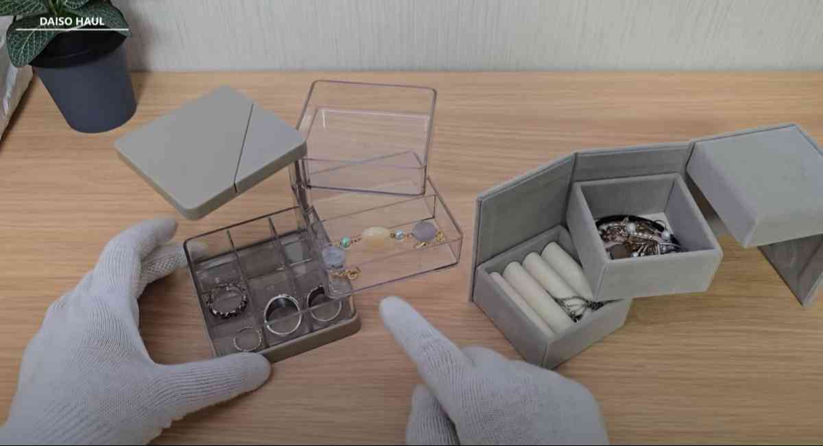 ダイソーの「アクセサリー収納ケース(3段タイプ)」