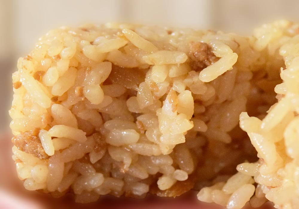 鶏肉の旨味がごはんにしっかり染み込んでおり、塩気は控えめでやさしい味わいです。