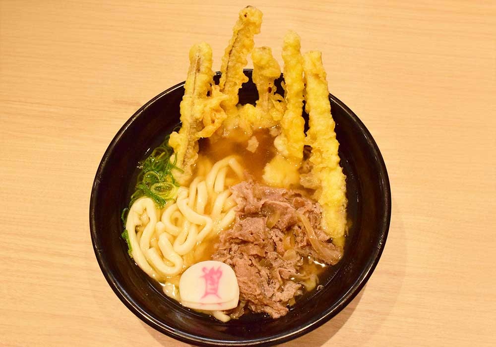まず目に飛び込んでくるのは、どんぶりから大きくはみ出したごぼ天