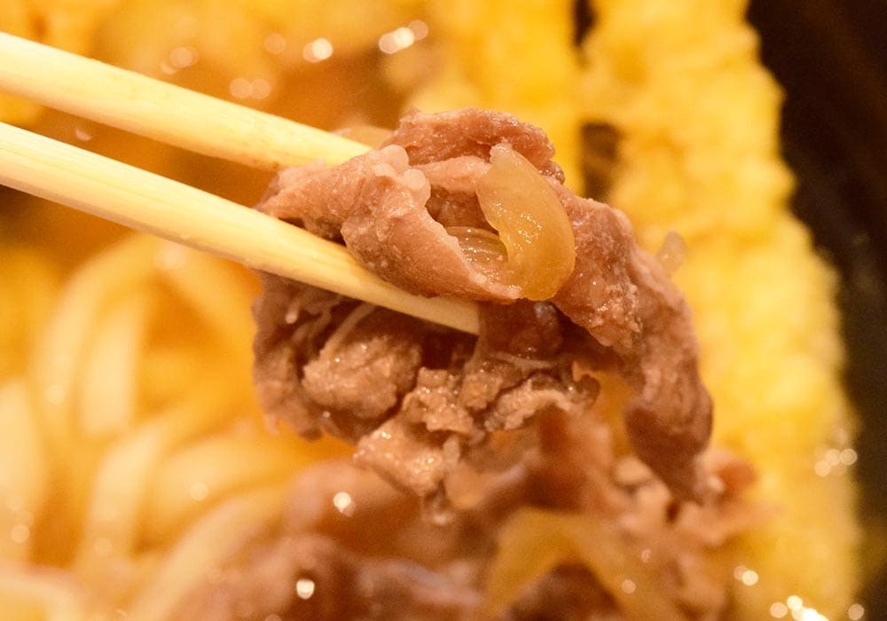 お肉は甘めの味付けで、もっちりしたうどんとの相性が良い