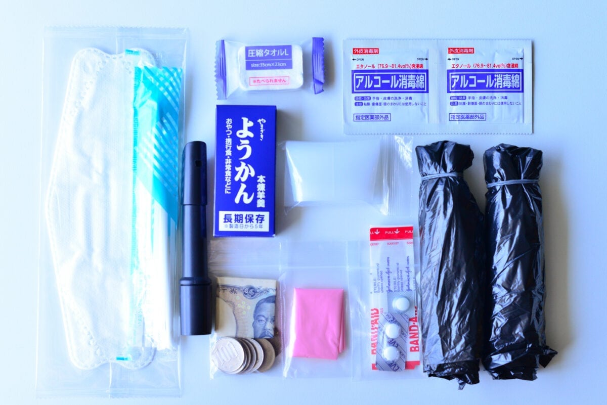 水筒型の非常バッグに入れる災害に役立つ用品