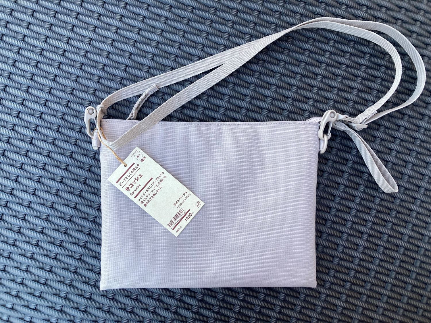 軽くて高撥水！ ポーチにもなる「撥水サコッシュ」