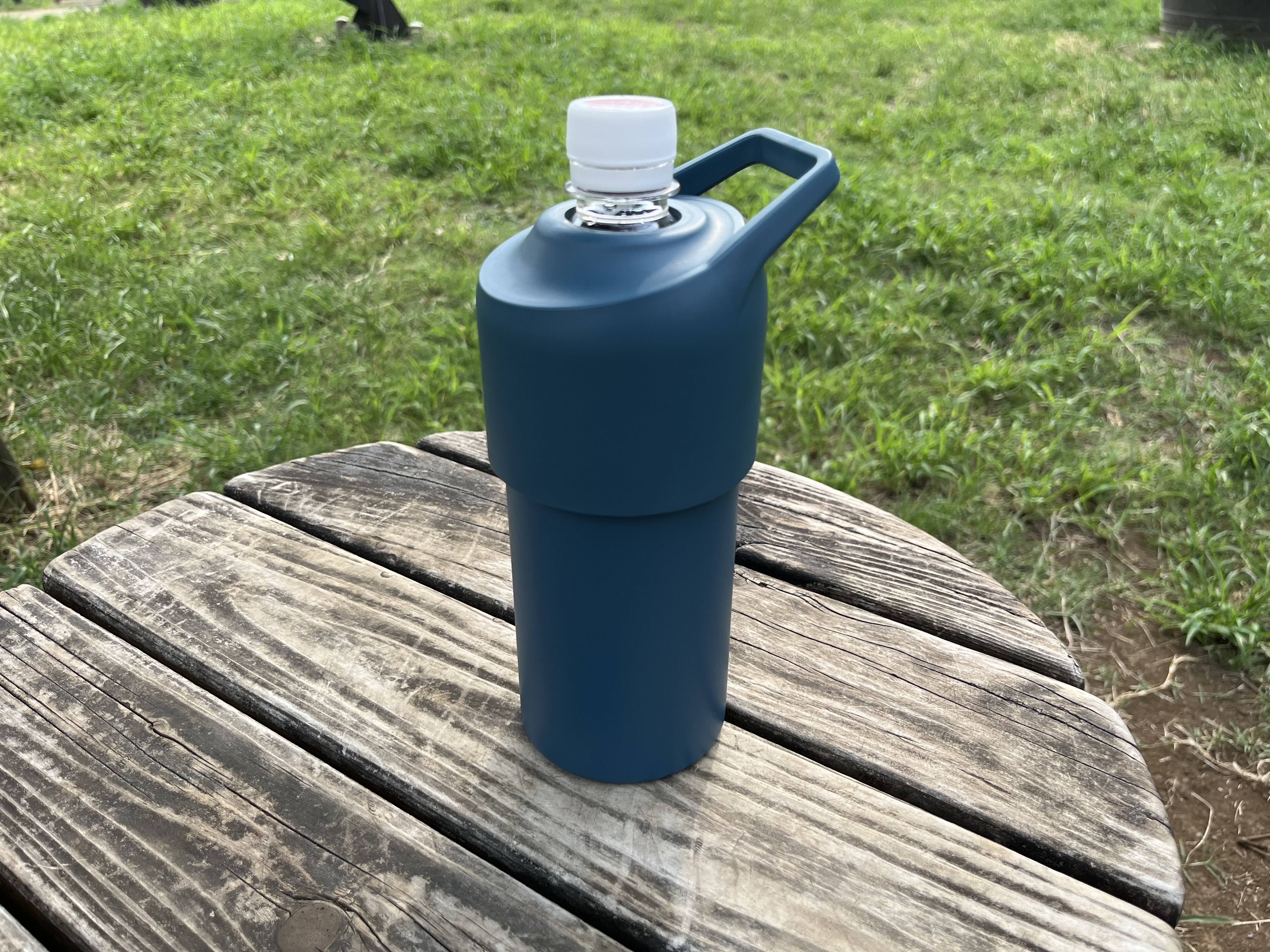 結露しないのが嬉しい！ 高保冷力の「ペットボトル用保冷ホルダー」