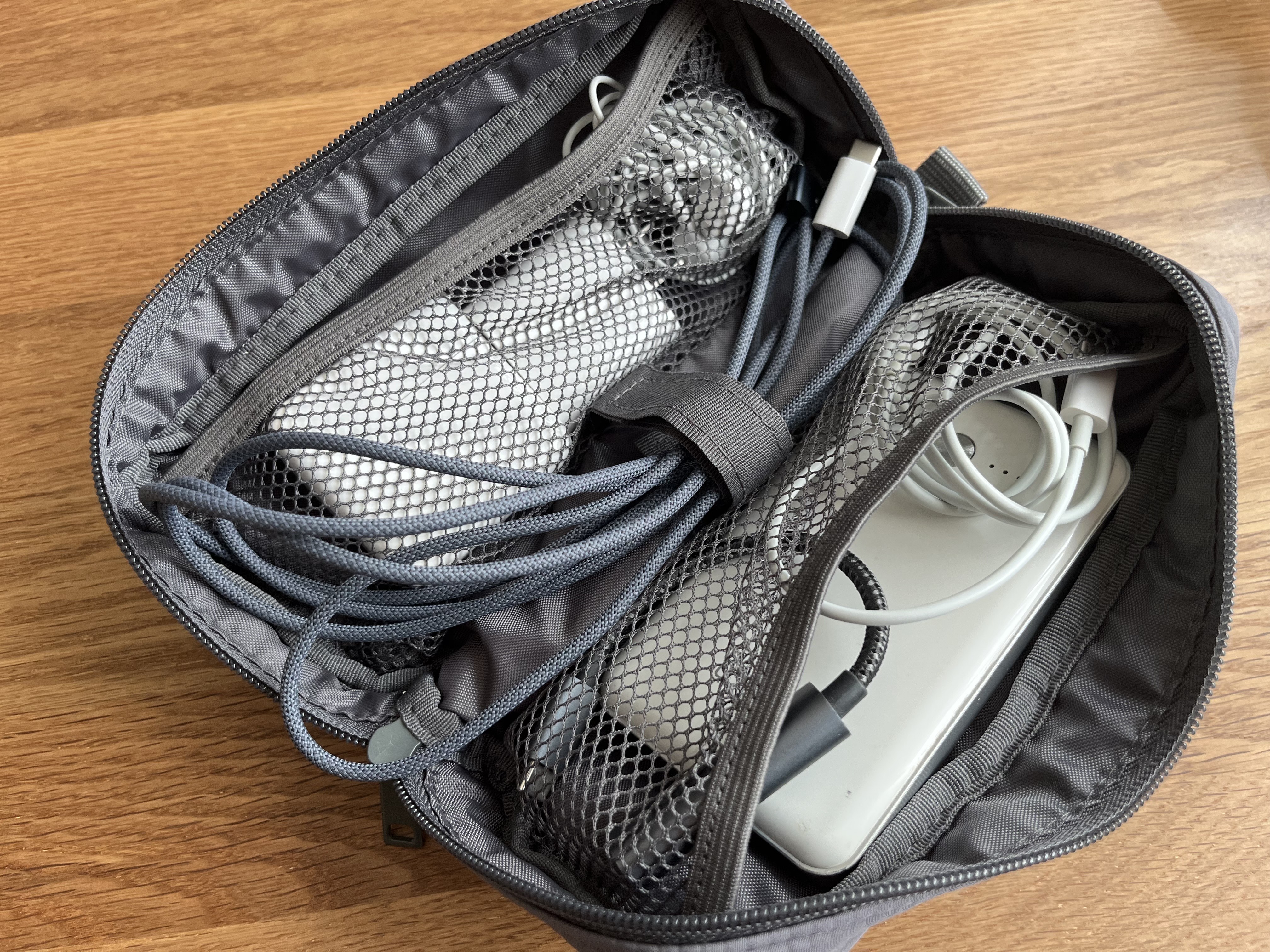 コード類も絡まない！ リモートワークに便利な「ポリエステルガジェットポーチ」