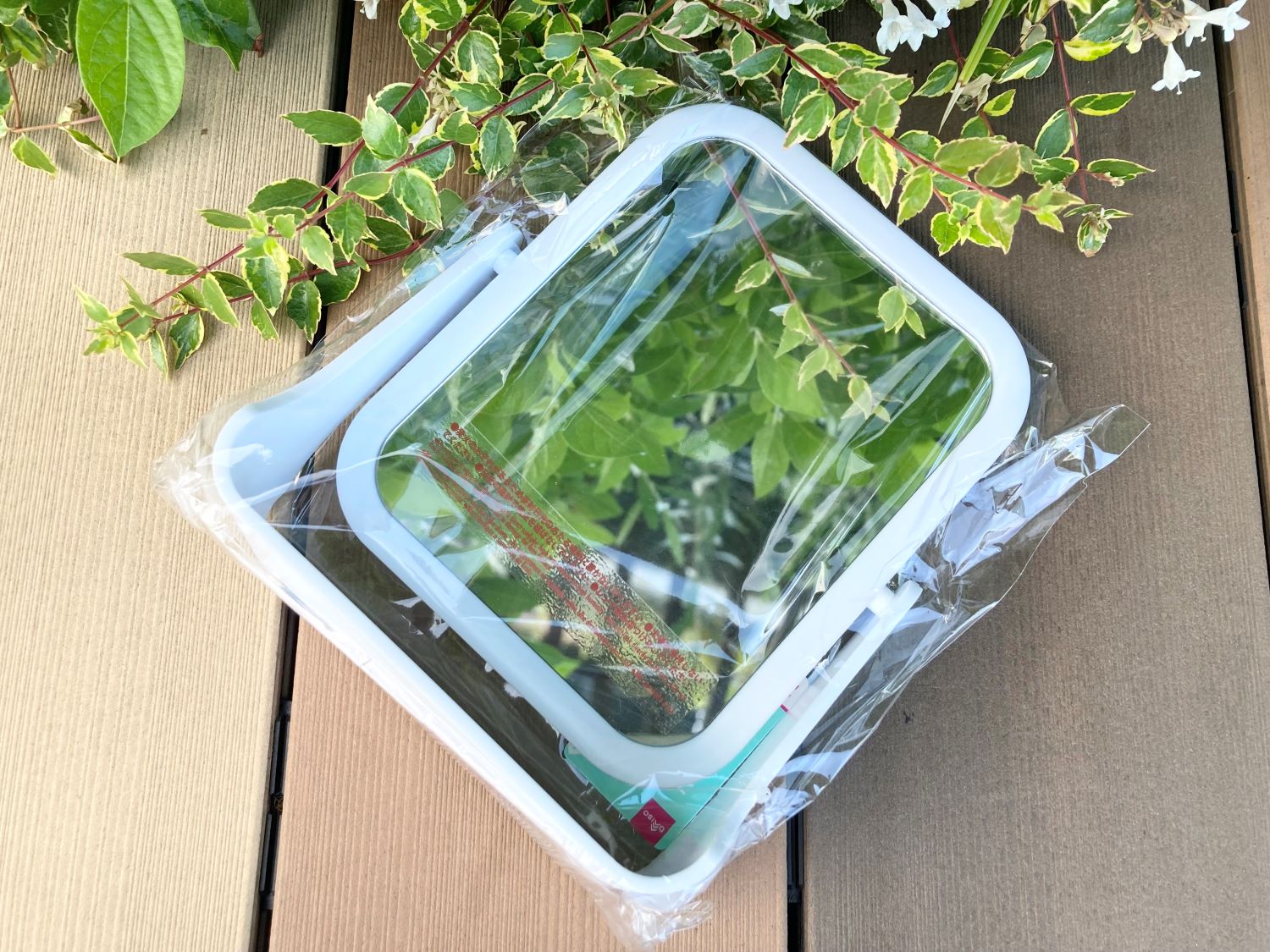 アイメイクも完璧! 200円で拡大鏡も付いたダイソーの「スタンドミラー(スクエア)」