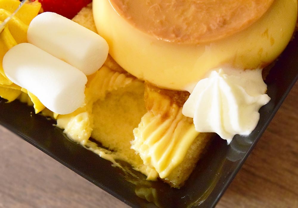 ややかための焼きプリンの下には、スポンジとホイップクリーム入りのカスタードクリームが入っています。