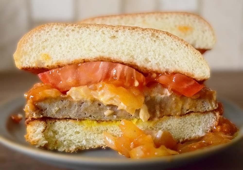 ミートソースがあふれ出し、いつものモスバーガーがより一層コク深く感じられます。
