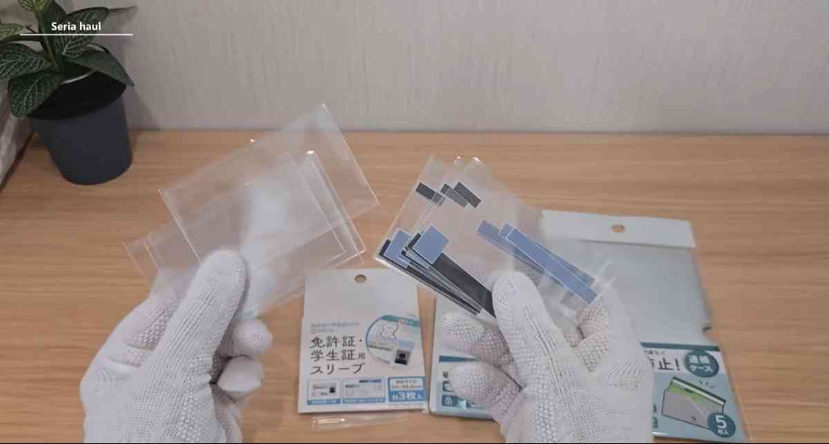 セリアの「カード保護スリーブ」