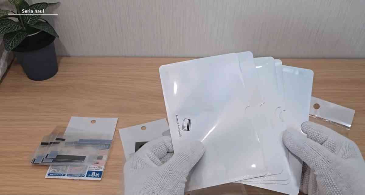 セリアの「磁気不良防止 通帳ケース」