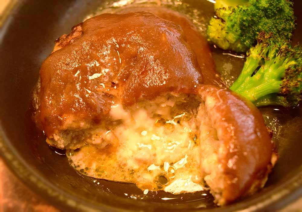 カットすると、とろけたチーズがたっぷりあふれ出してきます。