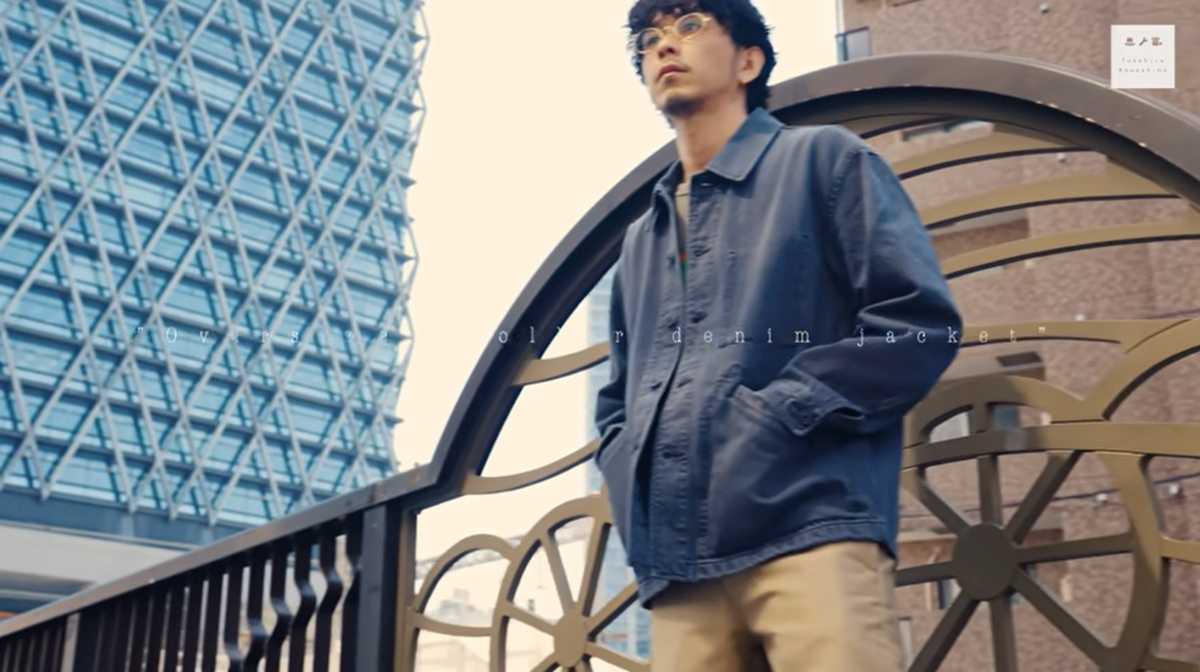 ユニクロ U「オーバーサイズカラーデニムジャケット」はチノパン合わせもおすすめ