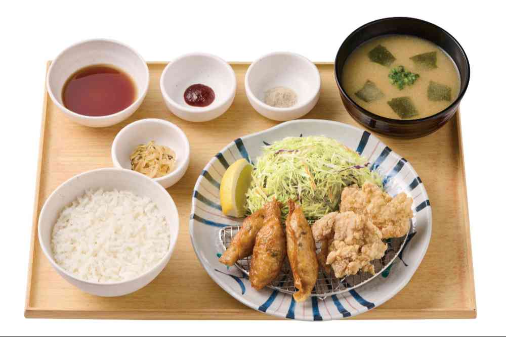 鶏皮餃子と鶏竜田揚げの定食(鶏皮餃子3個・鶏竜田揚げ2個) 970円