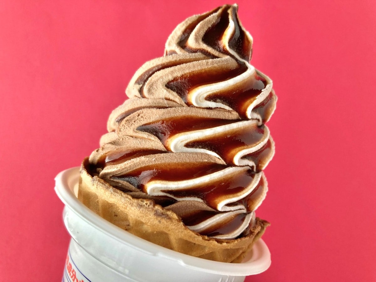 セブンイレブン! 濃厚な甘さと苦さの「ワッフルコーン チョコ&ミルク」